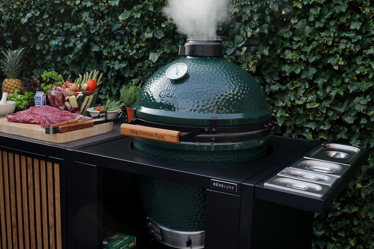 Brandende Big Green Egg in een Rêveluxe buitenkeuken